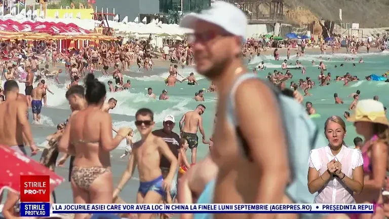 Stațiunea Costinești a fost plină de turiști în weekend, chiar dacă este invadată de alge. „Multă mizerie, miroase urât”