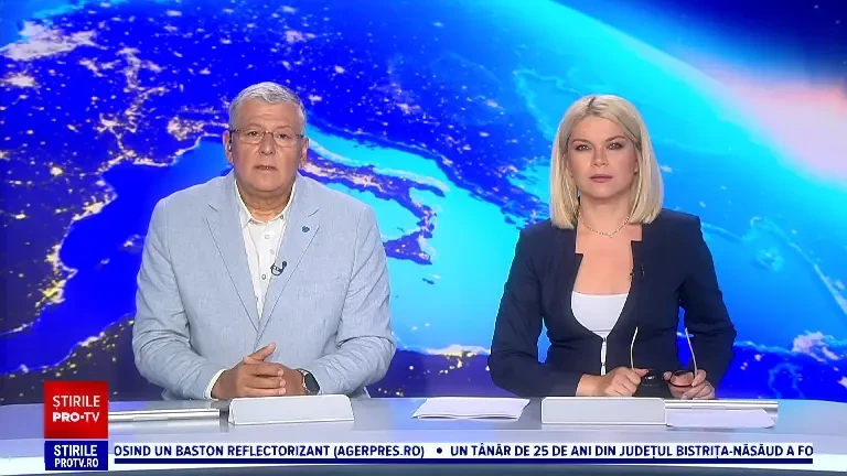 Furtuni violente în țară. Vântul a smuls o bucată din acoperișul unui bloc și a doborât mai mulți copaci și stâlpi