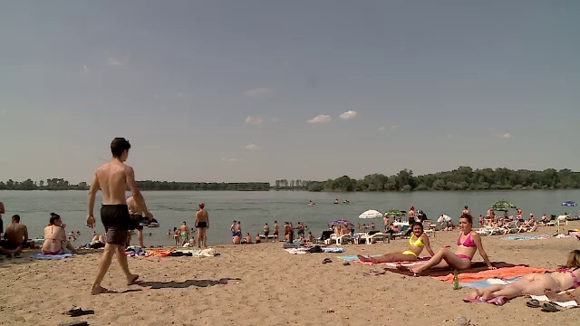 Plajele urbane sunt tot mai populare. „Litoralul Olteniei” și cel ”al Vestului” atrag turiști în număr record