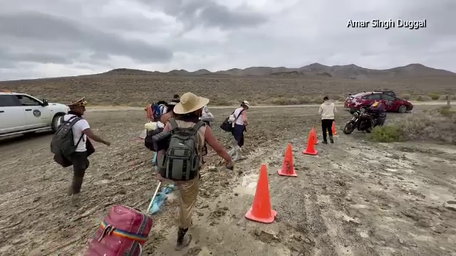Participanții la festivalul Burning Man din Nevada au reușit să plece spre case după câteva zile. Au fost blocați în nămol