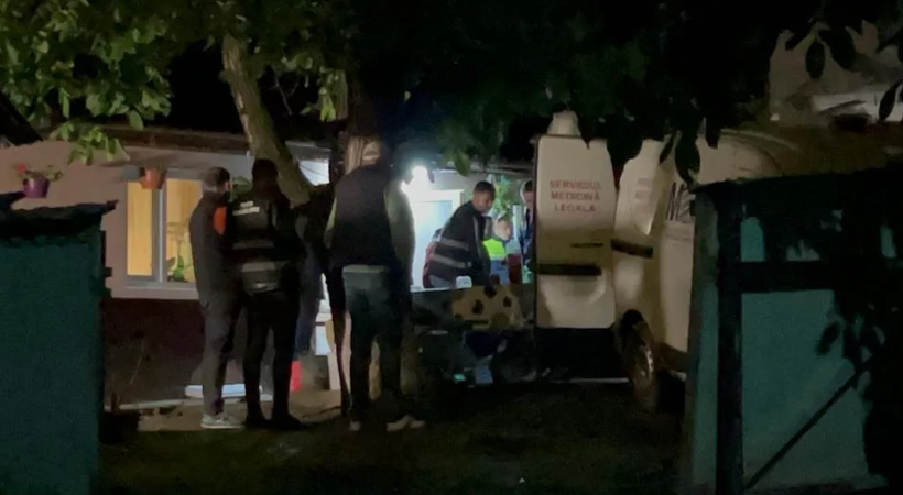 Femeia din Botoșani împușcată în gât ar fi fost ucisă din greșeală de soț. Fiica ei a găsit-o fără suflare