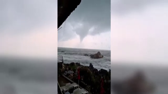 Tornadă la 40 de kilometri de litoralul românesc. Salvamar: „Este alertă”. Pe toate plajele este arborat steagul roșu