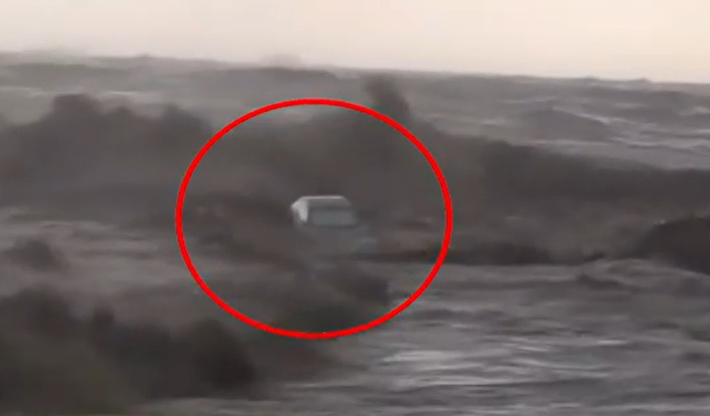 Furtunile violente fac prăpăd în Grecia. Autoritățile le-au interzis oamenilor să mai iasă pe străzi. VIDEO