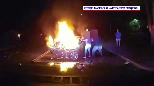 Un american a fost salvat la limită din mașina care luase foc în urma unui accident | Video