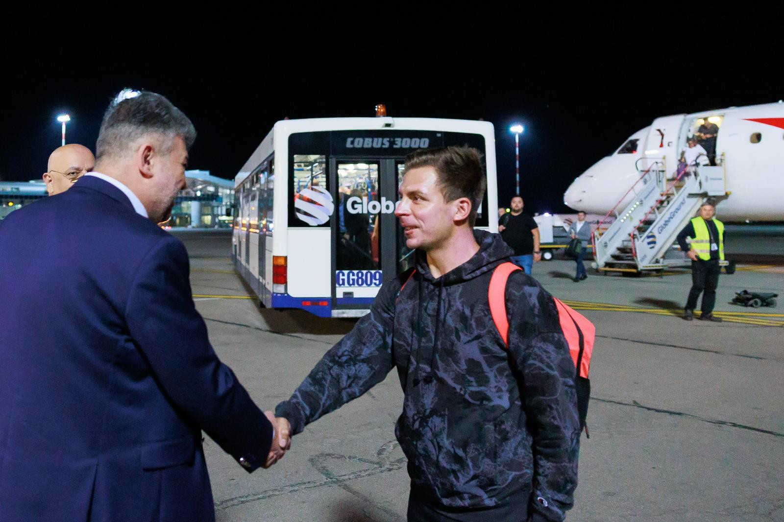 Primul pacient român tratat în străinătate după exploziile de la Crevedia s-a întors în țară. Ciolacu l-a întâmpinat