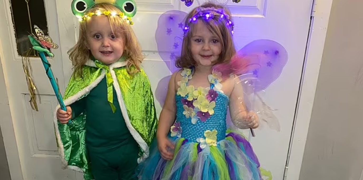 Doi frați gemeni de 4 ani au murit îmbrățișați după ce au adormit în cutia cu jucării și s-au sufocat