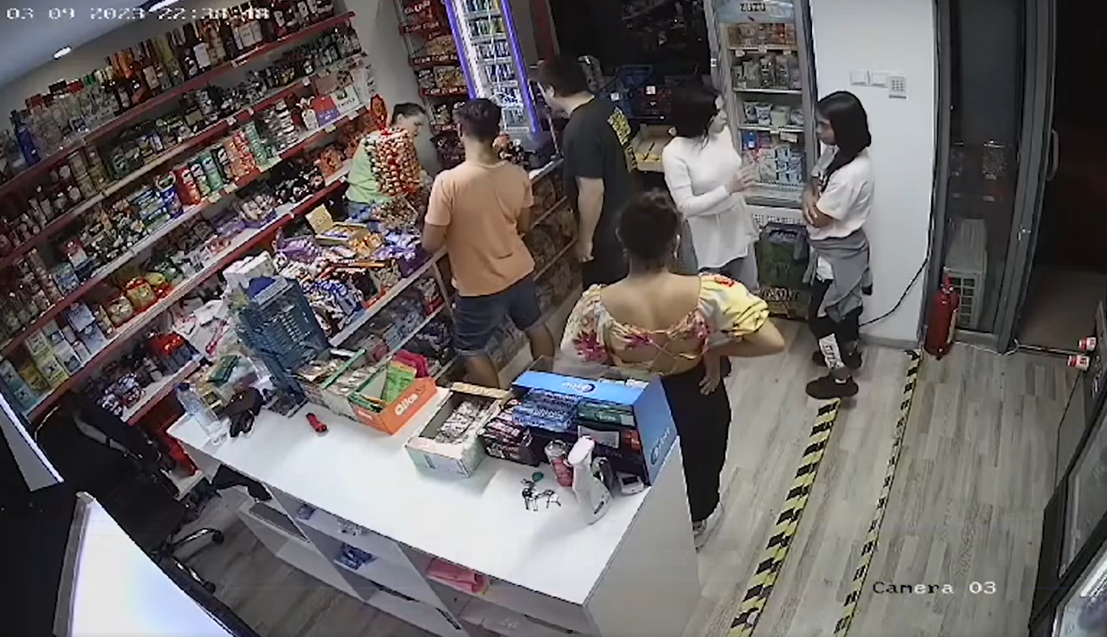 De câte persoane e nevoie ca să furi țigări dintr-un magazin. Metoda de manual folosită de hoți în Iași VIDEO