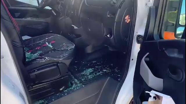 Un bărbat din Brașov a sunat la 112 și i-a luat la bătaie pe cei care au venit să îl salveze. A spart o sticlă și a fugărit