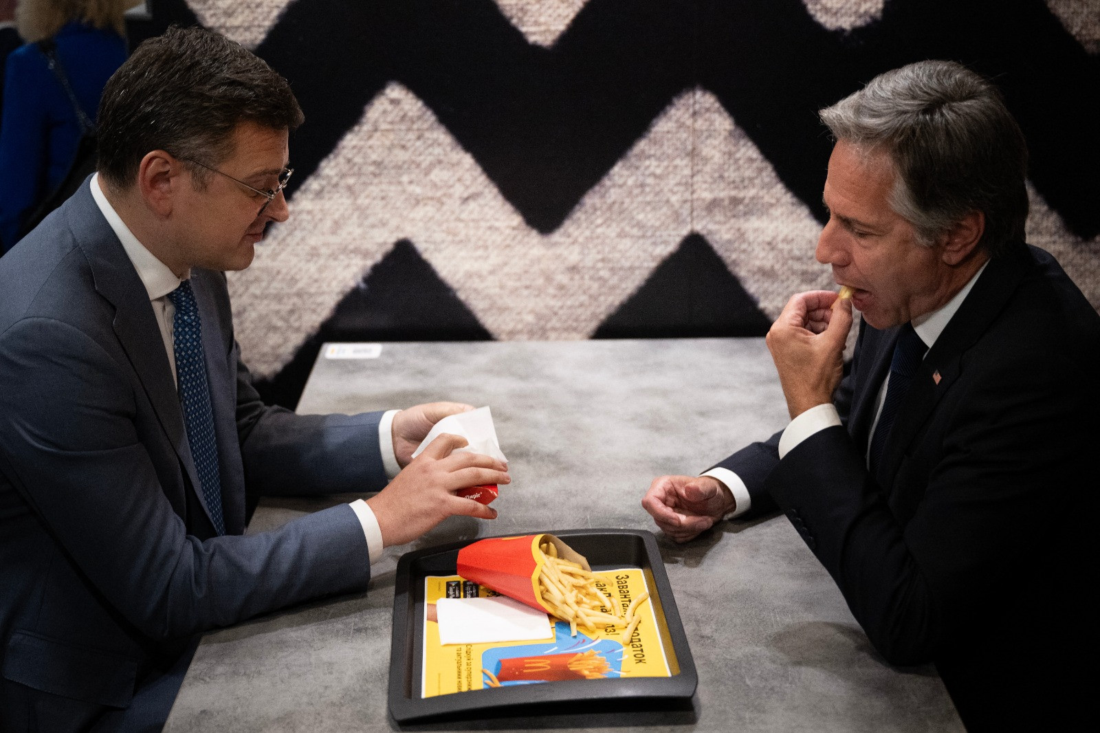Antony Blinken și Dmitro Kuleba au mâncat la un fastfood din Kiev și au făcut glume despre mahmureală