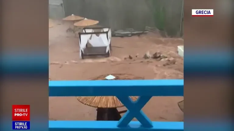 „Am 57 de ani și e prima oară când văd așa ceva”. Vremea rea face ravagii în Grecia. Mai mulți români, blocați pe mare