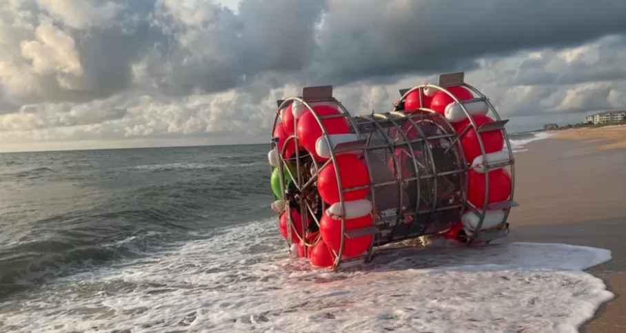 Un bărbat a încercat să traverseze Oceanul Atlantic într-o „roată de hamster”. Ce s-a întâmplat după ce a fost prins