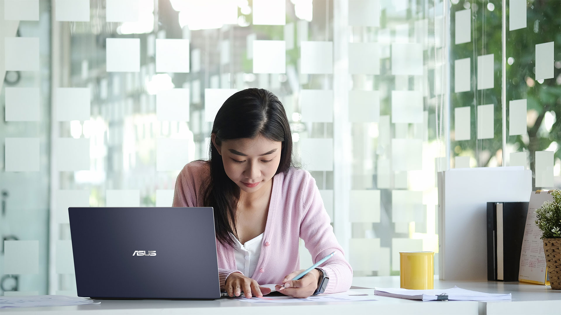 (P) SERIA ASUS ExpertBook B1: laptopuri de business pregătite pentru a performa