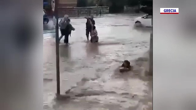 Noi alerte de furtună pentru Grecia, deja lovită de furia naturii. Imagini dramatice pe străzile din Atena