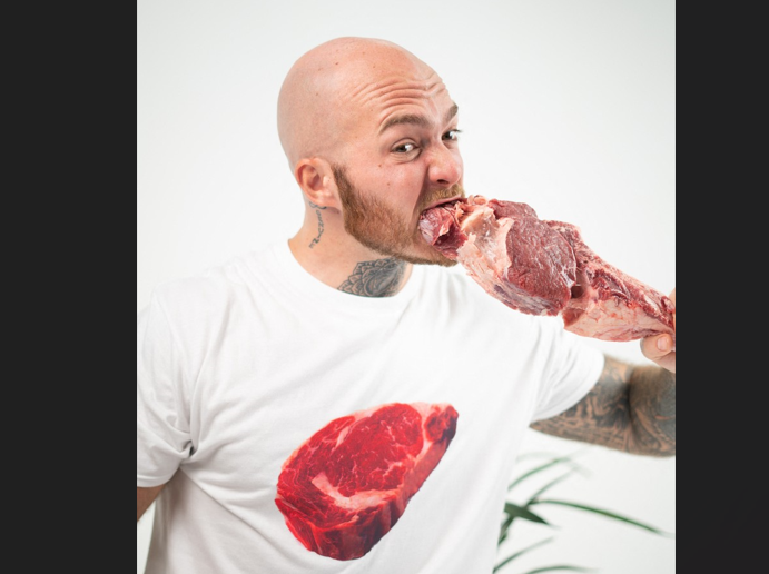 „Toată lumea crede că sunt nebun.” Un bărbat a decis să mănânce doar carne crudă timp de 100 de zile