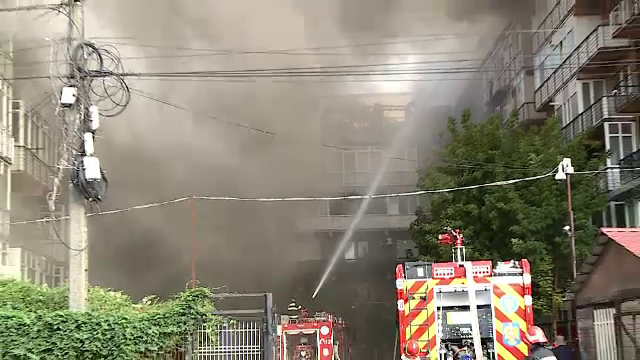 Locatarii blocurilor incendiate din Craiova, nervoși pe pompieri. „Când văd furtunele sparte, ce poți să spui?”