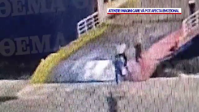 VIDEO ȘOCANT | Momentul în care un bărbat este împins peste bordul unui feribot, în Grecia