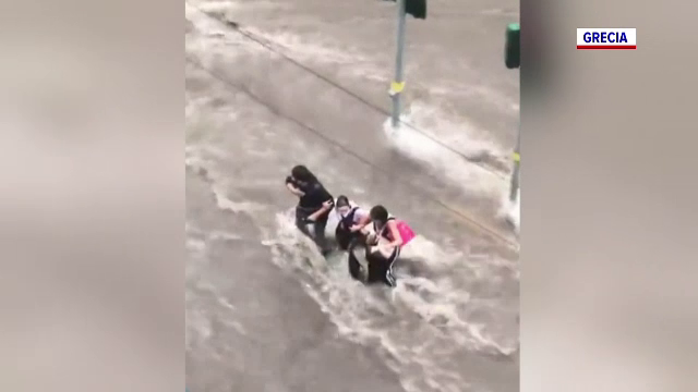 Imaginile groazei din Balcani, unde ploile torențiale au făcut prăpăd. 14 oameni au murit, iar mulți alții au dispărut