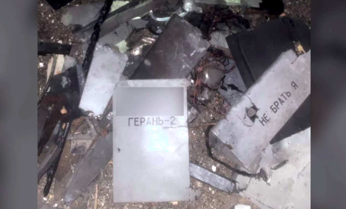 Bucăți de aluminiu și cabluri găsite de corespondentul Știrilor PRO TV la Plauru, unde a căzut drona rusească