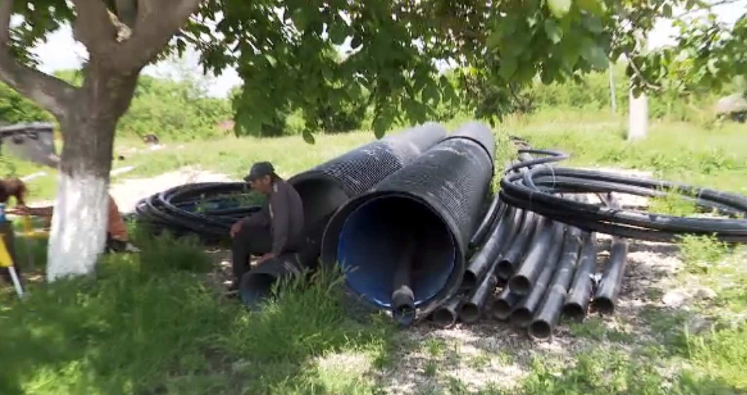 „Statul Degeaba”. Necșești, localitatea unde oamenii își cară apă din satele din jur. Țeava făcută de guvern e seacă