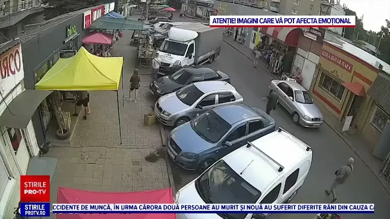 Momentul în care o rachetă a Rusiei explodează într-o piață aglomerată din Donețk. Cel puțin 17 oameni au murit