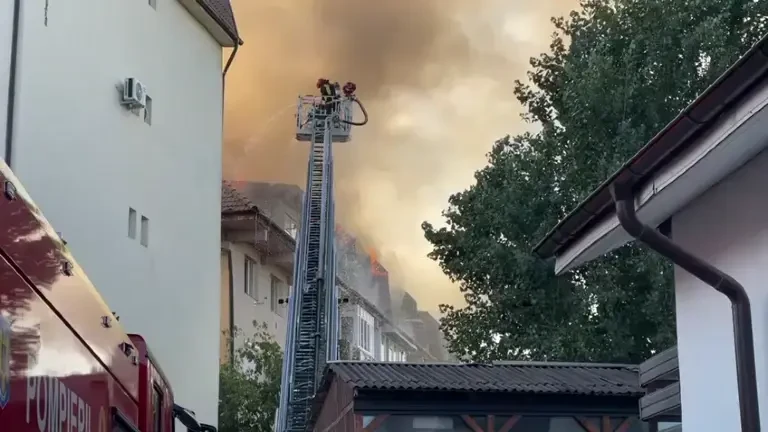 Incendiu la două blocuri din Craiova. Mai multe autospeciale intervin