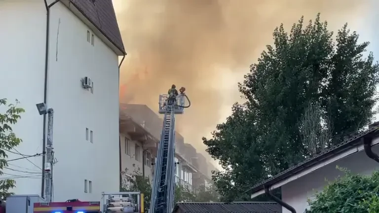 Incendiu uriaș la două blocuri din Craiova