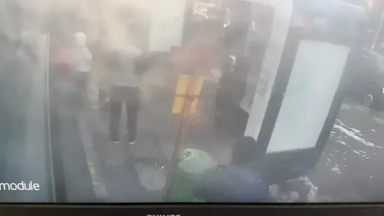 Momentul în care doi hoți de buzunare tâlhăresc o femeie într-un autobuz din București. Cum au fost prinși de poliție VIDEO