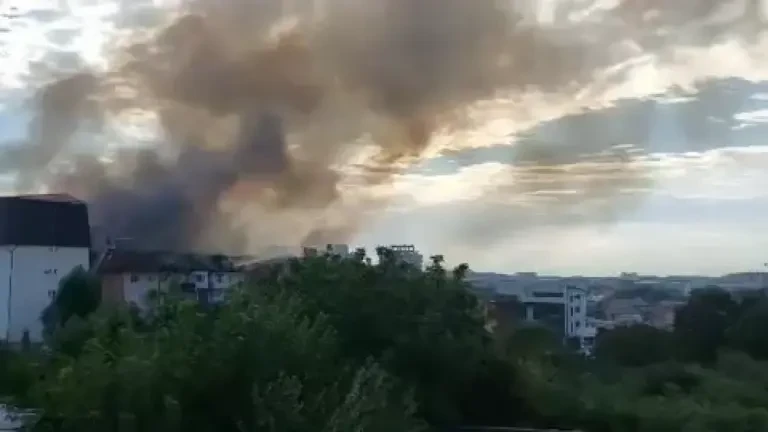 Incendiu uriaș la un bloc din Craiova. Locatarii le-au reproșat pompierilor că au ajuns târziu