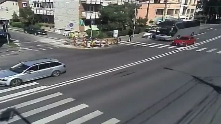 Trei membri ai formației Șuie Paparude, răniți în urma unui accident la semafor, în Timișoara | VIDEO
