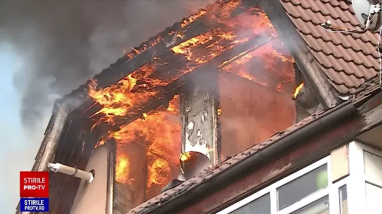 Locatarii blocurilor incendiate din Craiova, nervoși pe pompieri. „Când văd furtunele sparte, ce poți să spui?”