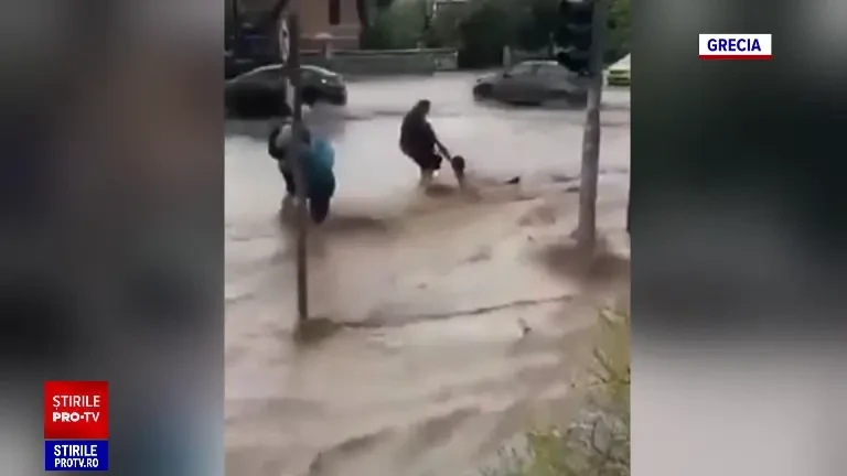 Imaginile groazei din Grecia, unde ploile torențiale au făcut prăpăd. 14 oameni au murit, iar mulți alții au dispărut