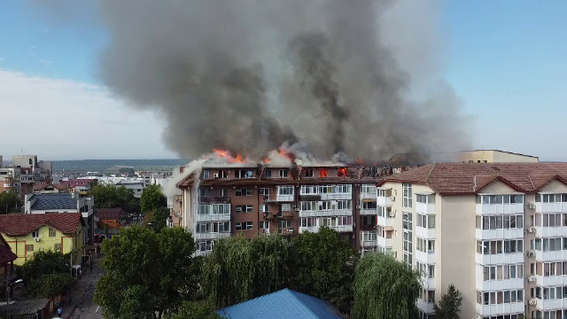 Locatarii din blocul mistuit de flăcări la Craiova dau vina pe pompieri pentru flagelul cauzat de o candelă: ”Plătim taxe”