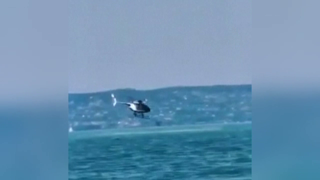 Momentul în care un elicopter al poliției din Ungaria se prăbușește într-un lac. Cei doi piloți au fost răniți