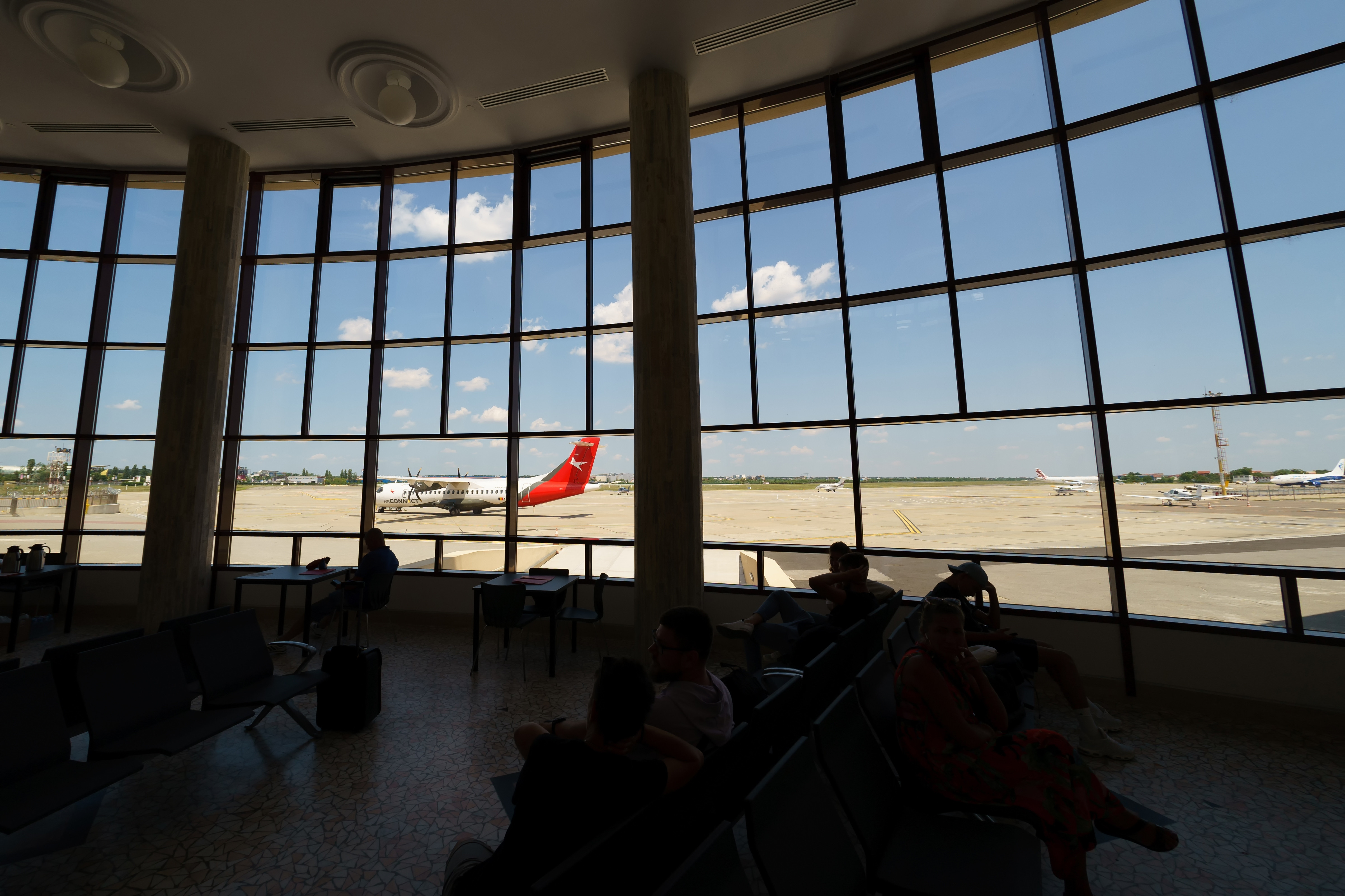 Aterizare de urgență pe Aeroportul Otopeni. Ce s-a întâmplat cu un avion în care se aflau 112 pasageri