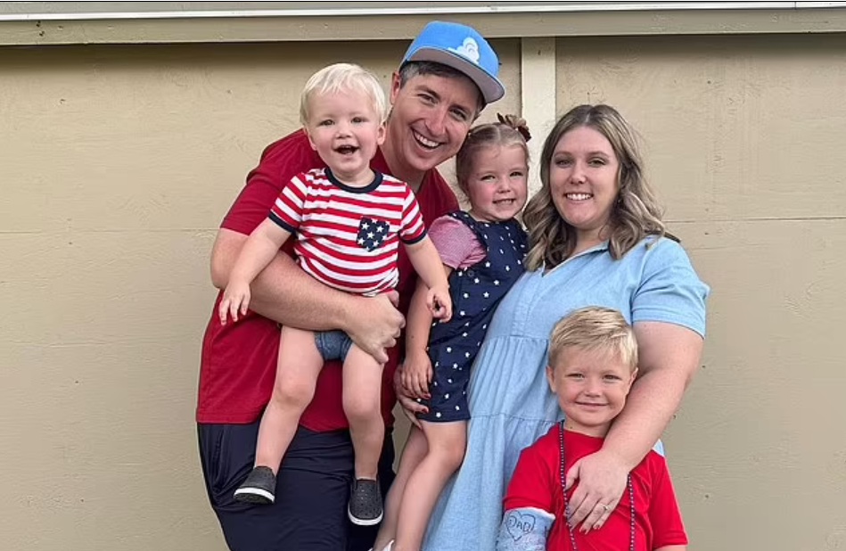 Un copil de 5 ani a luat telefonul tatălui să se joace și s-a ales cu 12 tobogane cu apă și o cadă cu hidromasaj