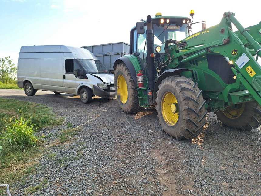 16 persoane, implicate într-un accident pe DN 2C. O autoutilitară şi un tractor s-au ciocnit violent. FOTO