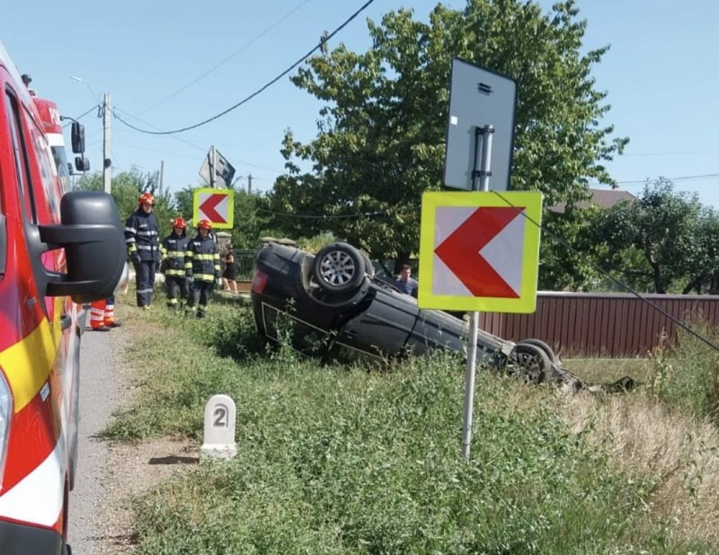 Un nou accident pe „Drumul morții”. O mamă și copilul ei s-au răsturnat cu mașina