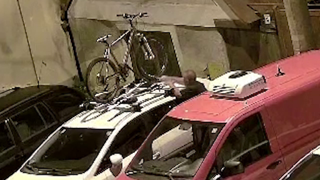 Cum a reușit să fure un bărbat o bicicletă asigurată pe o mașină. Scenele au fost surprinse de camerele de supraveghere