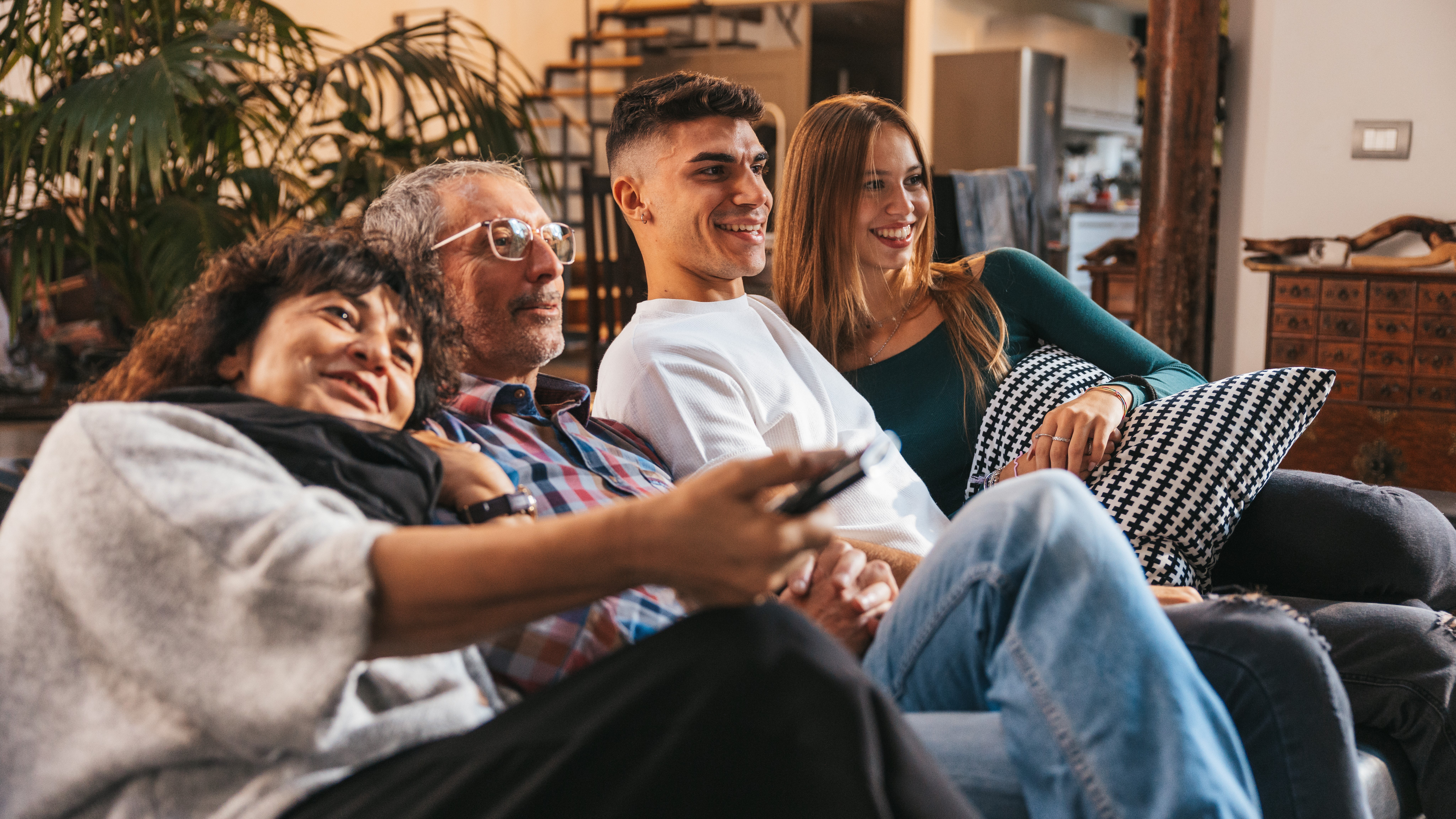 Tinerii români sunt printre europenii care locuiesc până târziu cu părinții. Băieții se mută mai greu decât fetele