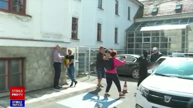 Polițistul care vindea droguri în uniformă avea „antecedente”. Ce fapte a comis și cum l-au găsit mascații la o descindere