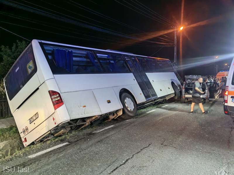 Autocar cu 30 de persoane, implicat într-un accident rutier în Târgu Frumos. Mai multe persoane au fost rănite