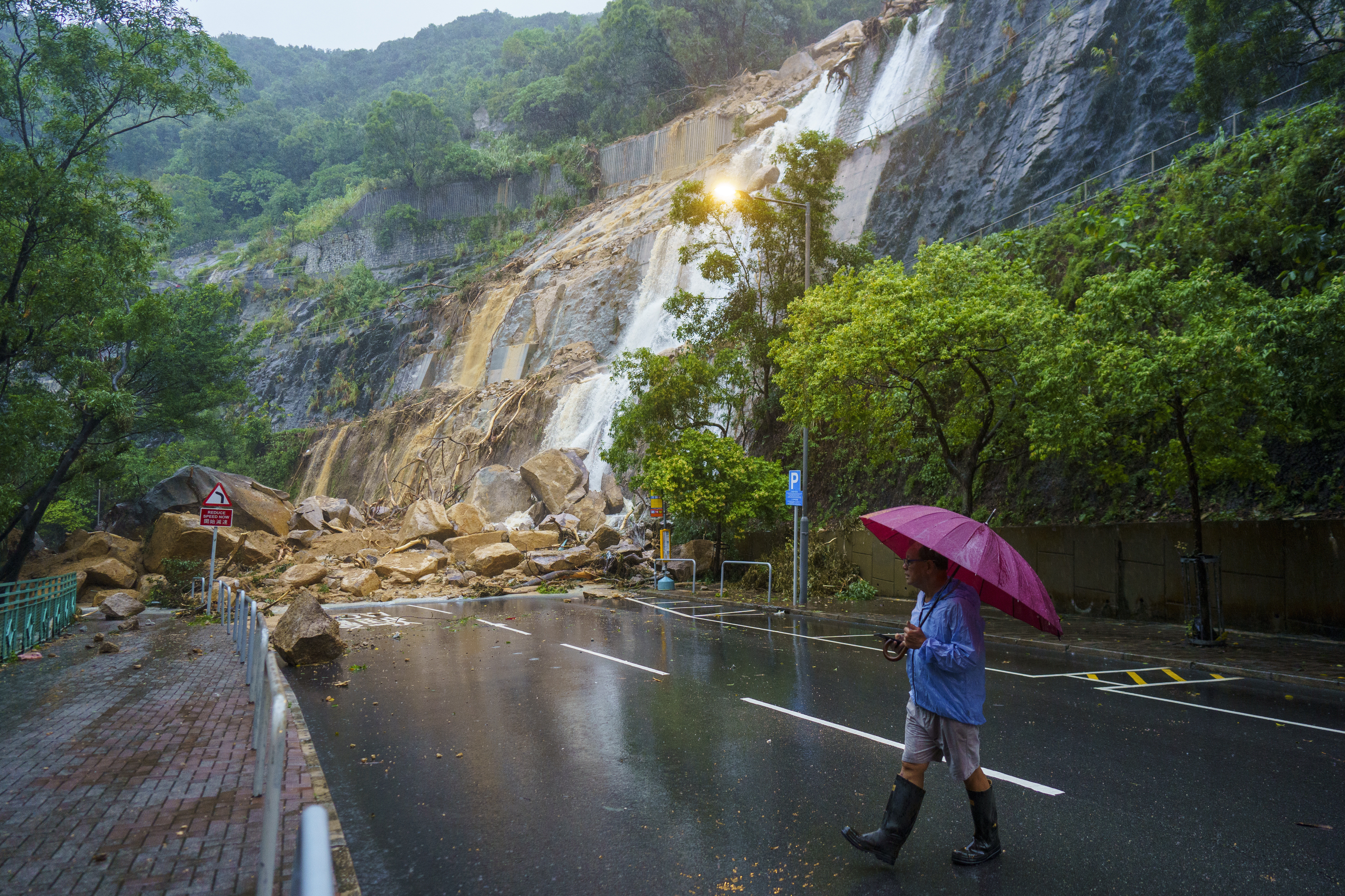 Imaginile groazei din Hong Kong, după inundațiile devastatoare. Meteorologii au emis cel mai sever avertisment de ploi | FOTO