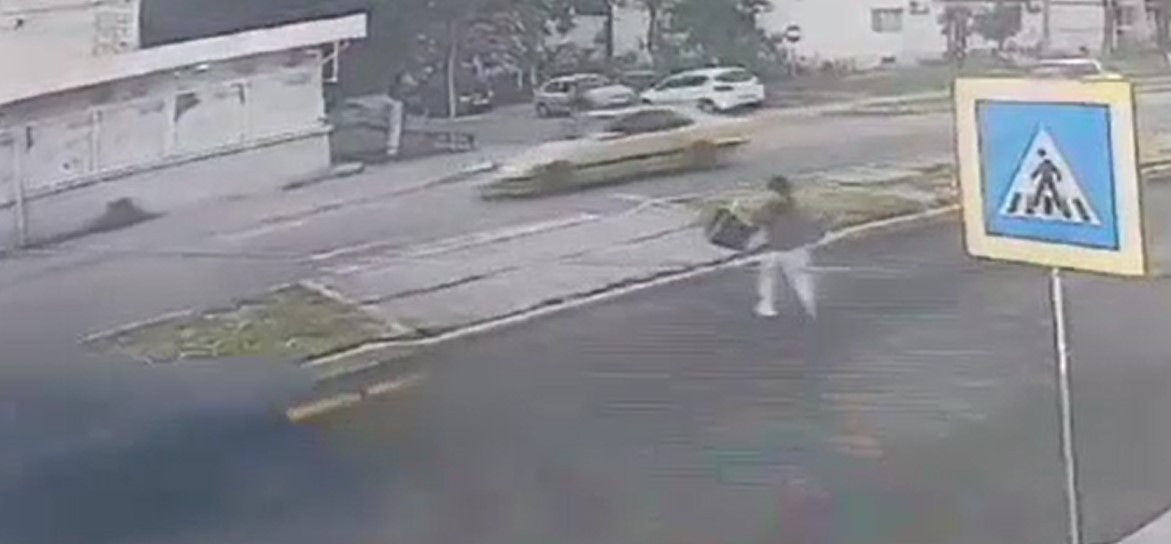 Accident grav în Mangalia. O fată de 16 ani a fost lovită în plin pe o trecere de pietoni. Șoferul a fugit de la locul faptei