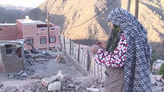 Marocanii își plâng morții. „Viețile noastre sunt încă în pericol”. Imaginile doliului după cutremurul devastator