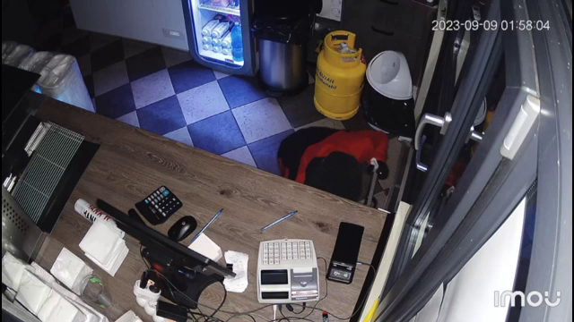 Momentul în care un hoț intră într-un fast food și fură toți banii din sertar | VIDEO