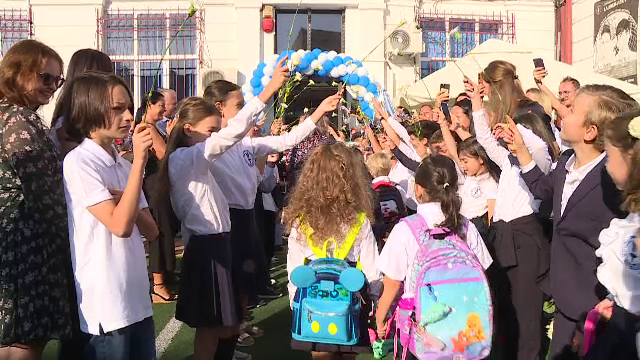 Sute de mii de elevi învață în containere, în schimburi sau cu toalete în curte. Câți profesori necalificați sunt la catedră