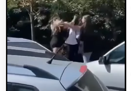 Două eleve din Botoșani s-au bătut cu pumni și picioare în plină stradă, în prima zi de școală VIDEO