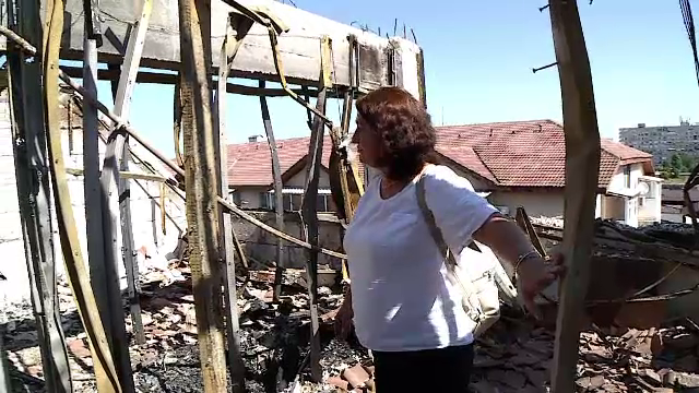 Craiovenii rămași pe drumuri după ce le-au ars casele s-au întors la locul dezastrului. „Am muncit o viață să stau la azil”