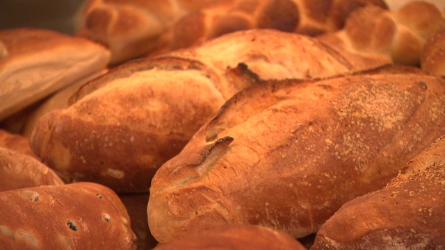 Românii mănâncă din ce în ce mai multă pâine. Franzelele dispar cel mai repede de pe rafturile magazinelor