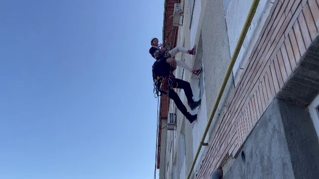 Pompierii din Botoșani și-au luat copiii la muncă. Cei mici au purtat costume de protecție și au coborât pe ziduri